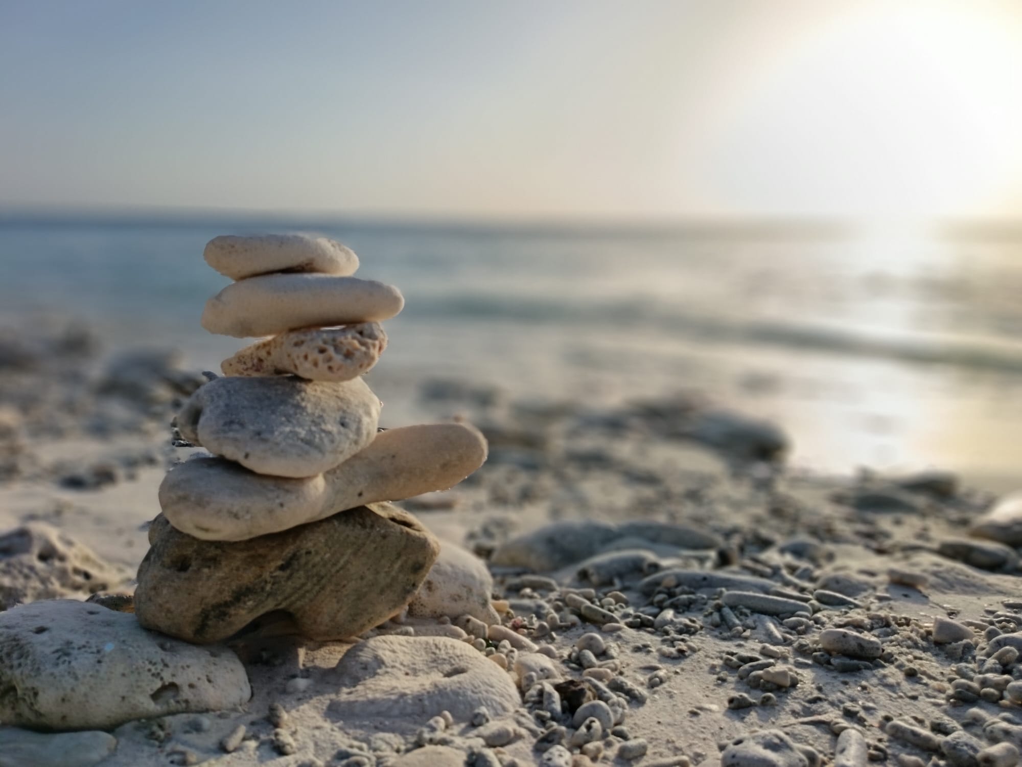 Gebalanceerde stenen op het strand