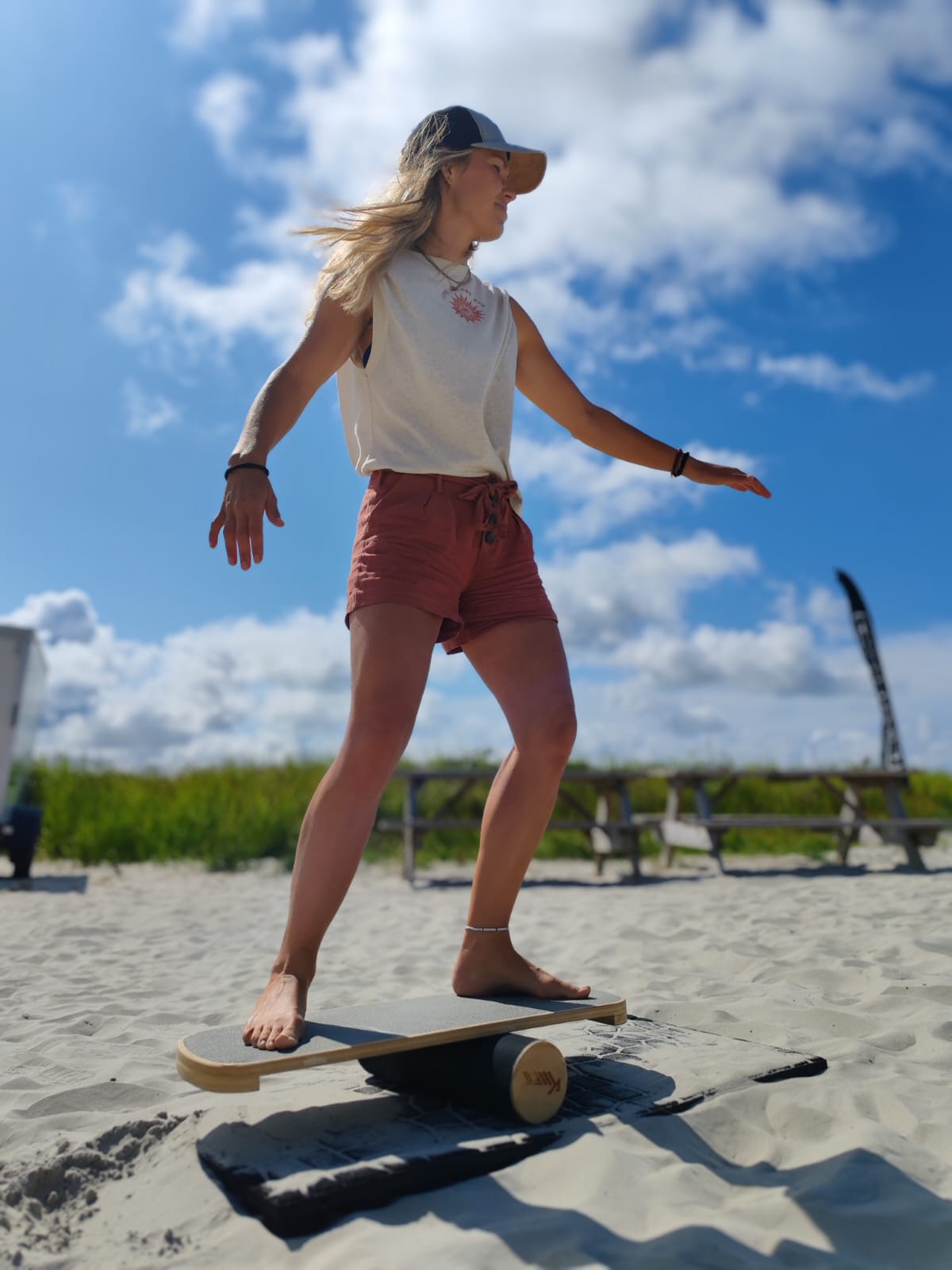 Yvonne Wicherts op een balansboard